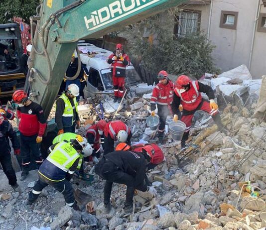 Madenciler dört koldan depremin yaralarını sarıyor
