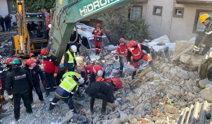 Madenciler dört koldan depremin yaralarını sarıyor